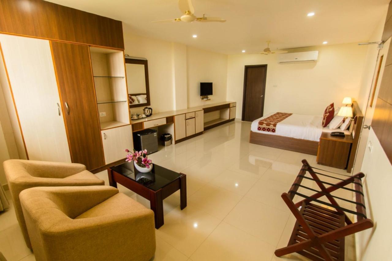 Miracle Residency Kizhake Chālakudi Exterior photo