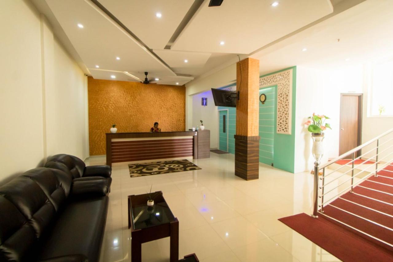 Miracle Residency Kizhake Chālakudi Exterior photo