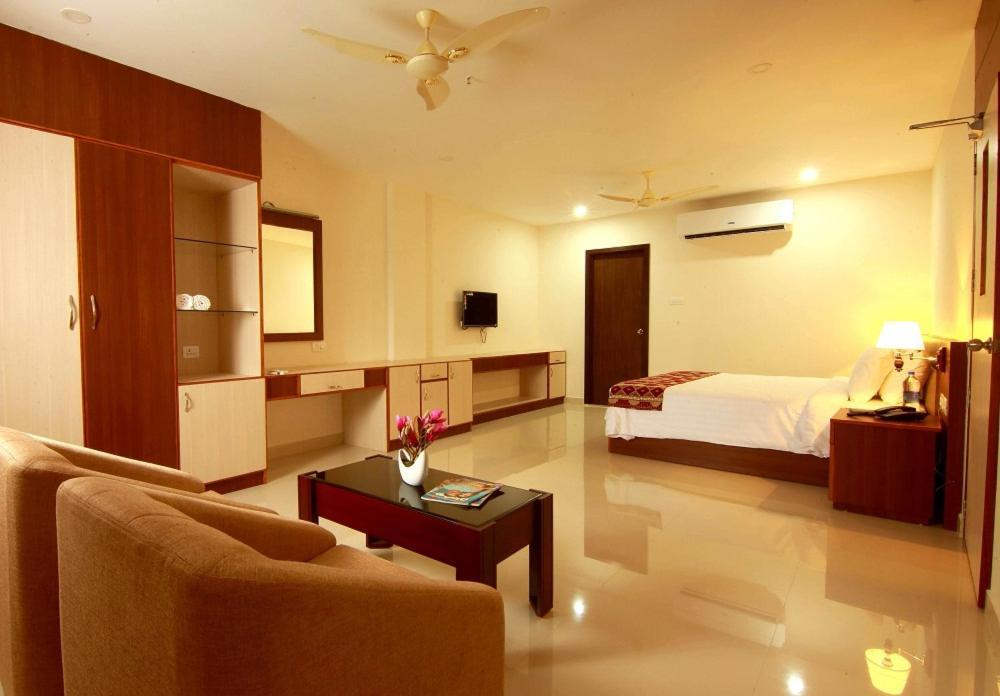 Miracle Residency Kizhake Chālakudi Exterior photo